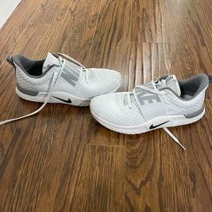 Nike tennis shoes (white/gray)